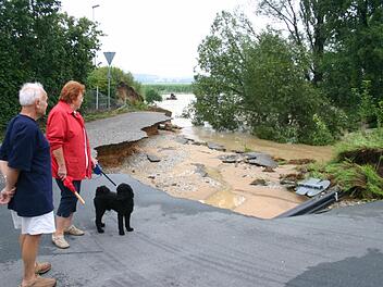 Fassungslos standen 2007 in den Landkreisen Forchheim und Erlangen-Höchstadt   Menschen  vor den Schäden, die das Hochwasser in der Nacht zum 21. Juli  angerichtet hatte. Kunreuth möchte ein Hochwasserkonzept, um seiner Bevölkerung das zu ersparen M. Wuttke/Archiv
