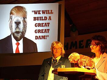 Eindeutiger Höhepunkt des Faschingsabends der Klennewehmer Bischöff war die "Aktuelle Kamera." Die Biber sind zwischen ins Dorfleben integriert und einer von ihnen will als Bürgermeister kandidieren. Ansagerin war Anja Hesselbach (rechts), hier zusammen mit Susanne Glückert (Mitte). Foto: Dieter Britz