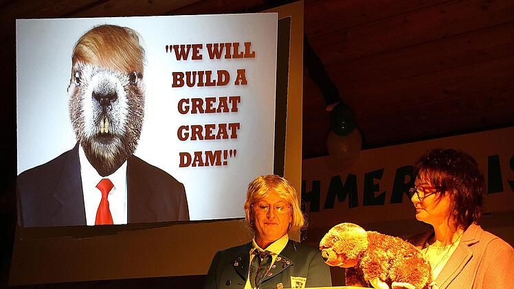 Eindeutiger Höhepunkt des Faschingsabends der Klennewehmer Bischöff war die "Aktuelle Kamera." Die Biber sind zwischen ins Dorfleben integriert und einer von ihnen will als Bürgermeister kandidieren. Ansagerin war Anja Hesselbach (rechts), hier zusammen mit Susanne Glückert (Mitte). Foto: Dieter Britz