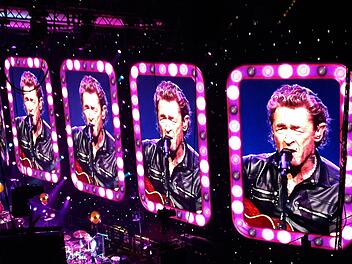 Maffay hoch fünf: Eine mitreißende Show, auf der riesigen LED-Leinwand famos in Szene gesetzt, bot der 68 Jahre alte Rocker aus Tutzing in der Arena in Nürnberg. Foto: Günter Flegel