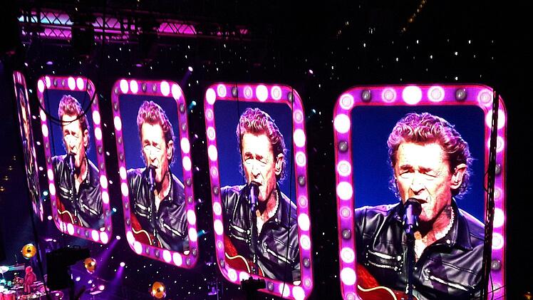 Maffay hoch fünf: Eine mitreißende Show, auf der riesigen LED-Leinwand famos in Szene gesetzt, bot der 68 Jahre alte Rocker aus Tutzing in der Arena in Nürnberg. Foto: Günter Flegel