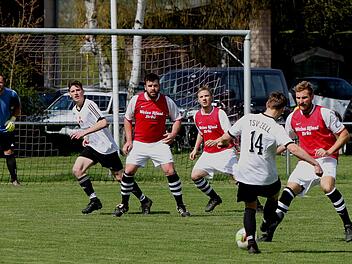 Der Roßstadter Kapitän Andreas Bauerschmidt (rechts) hält seinen Fuß in den Schuss des Zellers Christoph Ullrich und verhindert die Torchance der Gäste. Trotzdem landete der Ball sieben Mal in den Roßstadter Maschen. Fotos: Günther Geiling