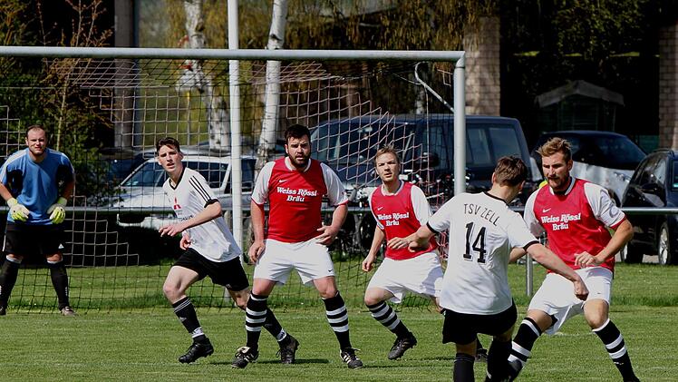 Der Roßstadter Kapitän Andreas Bauerschmidt (rechts) hält seinen Fuß in den Schuss des Zellers Christoph Ullrich und verhindert die Torchance der Gäste. Trotzdem landete der Ball sieben Mal in den Roßstadter Maschen. Fotos: Günther Geiling