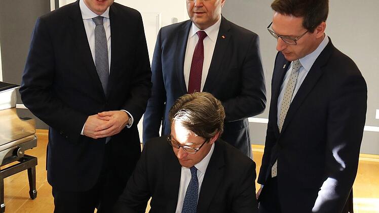 Mit seiner Unterschrift besiegelt Andreas Scheuer die Million-Förderung für die Shuttlemodellregion Oberfranken.  Foto: Landkreis Hof