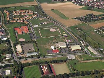 Wohnraum f&uuml;r bis zu 700 Menschen soll im Kessler Field bis 2026 entstehen. Auf dem Luftbild aus dem Jahr 2017 ist oben links Yorktown zu sehen, auf dem Baseballfeld bis zur Turnhalle und der ehemaligen Bowlinghalle am unteren Bildrand rechts entsteht die Wohnbebauung.  Foto: Stadt Schweinfurt