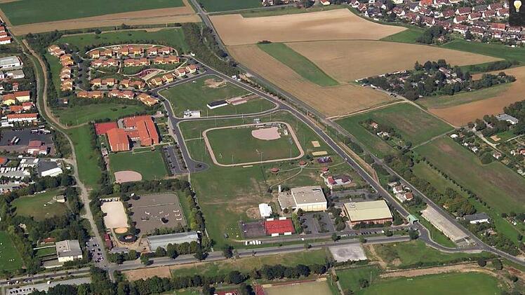 Wohnraum f&uuml;r bis zu 700 Menschen soll im Kessler Field bis 2026 entstehen. Auf dem Luftbild aus dem Jahr 2017 ist oben links Yorktown zu sehen, auf dem Baseballfeld bis zur Turnhalle und der ehemaligen Bowlinghalle am unteren Bildrand rechts entsteht die Wohnbebauung.  Foto: Stadt Schweinfurt