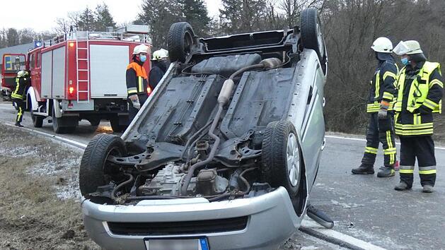 Eine 19-J&auml;hrige kam mit ihrem Daihatsu in der N&auml;he von Altershausen aufgrund von Eisgl&auml;tte von der Fahrbahn ab und &uuml;berschlug sich.