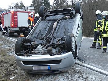 Eine 19-Jährige kam mit ihrem Daihatsu in der Nähe von Altershausen aufgrund von Eisglätte von der Fahrbahn ab und überschlug sich.