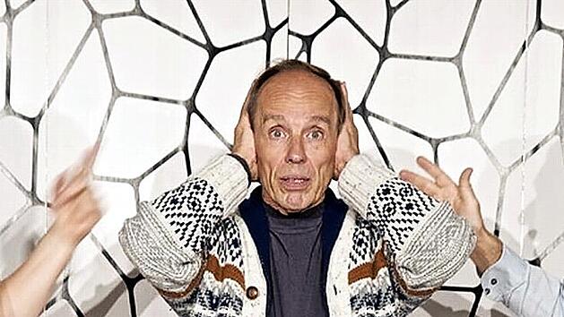 Angélique Verdel, Stephan Menzel-Gehrke und Wolfgang Krebs (von links) stehen in der Komödie "Die Wunderübung" auf der Bühne des Schlosstheaters.