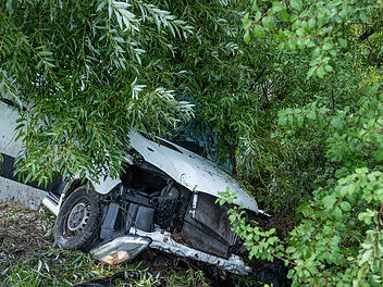 Paketzustellfahrzeug kommt von Fahrbahn ab und schleudert gegen Baum