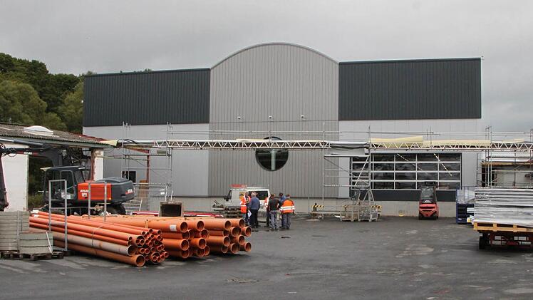 Das ist die neue Fertigungs-Halle von außen...