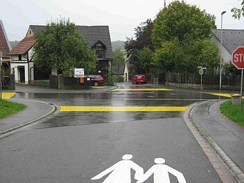 Der Kreuzungsbereich aus Sicht der Weipelsdorfer Straße. Rechts im Hintergrund der Kindergarten Foto: Dieter Grams