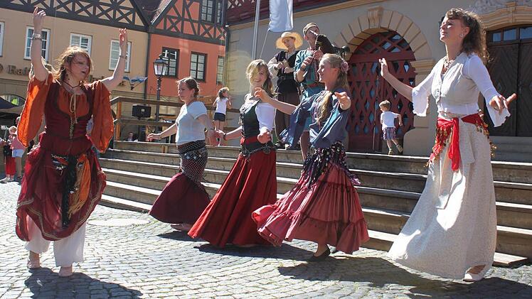 Tänze nach mittelalterlichem Vorbild zeigte die Gruppe "Vogelfrei" auf dem Marktplatz. Foto: Markus Häggberg