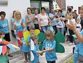 Die Kinder des Kindergartens St. Margareta bei ihrem Tanz- und Singspiel der Schmetterlinge  Foto: Mathias Erlwein
