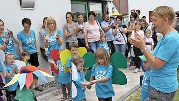 Die Kinder des Kindergartens St. Margareta bei ihrem Tanz- und Singspiel der Schmetterlinge  Foto: Mathias Erlwein