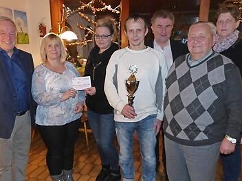 Stolz ist der Kleintierzuchtverein Presseck auf seine drei deutschen Meister. Unser Bild zeigt (von links) Vorsitzenden Wolfgang Krügel, Manuela Klier, Stefanie Herold, Michael Krügel, Bürgermeister Siegfried Beyer, Ehrenvorsitzenden Ferdinand Heinisch und Angelika Geißler. Foto: Klaus-Peter Wulf