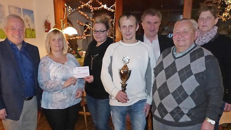 Stolz ist der Kleintierzuchtverein Presseck auf seine drei deutschen Meister. Unser Bild zeigt (von links) Vorsitzenden Wolfgang Krügel, Manuela Klier, Stefanie Herold, Michael Krügel, Bürgermeister Siegfried Beyer, Ehrenvorsitzenden Ferdinand Heinisch und Angelika Geißler. Foto: Klaus-Peter Wulf