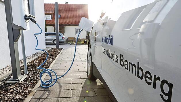 Ein Auto des E-Carsharings an einer Stromzapfs&auml;ule Foto: Barbara Herbst