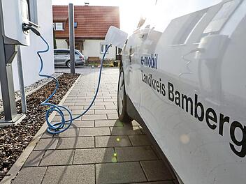 Ein Auto des E-Carsharings an einer Stromzapfsäule Foto: Barbara Herbst