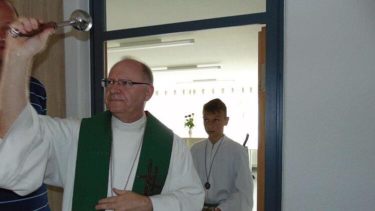 Pfarrer Martin Emge weiht die Räume. Foto: Petra Malbrich