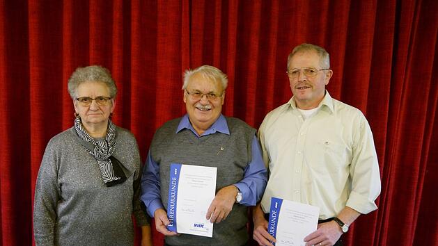 F&uuml;r zehn-j&auml;hrige treue Dienste  iim Vorstand des VdK-Ortsvereins ehrte die Vorsitzende Marianne  Wickermann (von links) Ewald Spahn (Platz) und Erich Roth (Sch&ouml;nderling). Foto: Oswald T&uuml;rbl