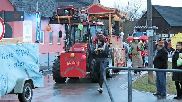 Umzugswagen aus Burgellern, Pausdorf und Schweisdorf waren dabei. Fotos: Thomas Götz