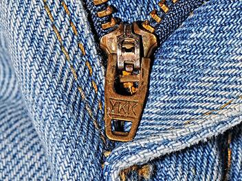 In Nürnberg hat sich ein Mann unsittlich vor zwei fremden Frauen berührt. In Nürnberg hat sich ein Mann unsittlich vor zwei fremden Frauen berührt.