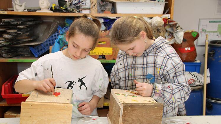 Volle Konzentration: Lena (links) und Pauline malen Nistkästen an. Thomas Malz