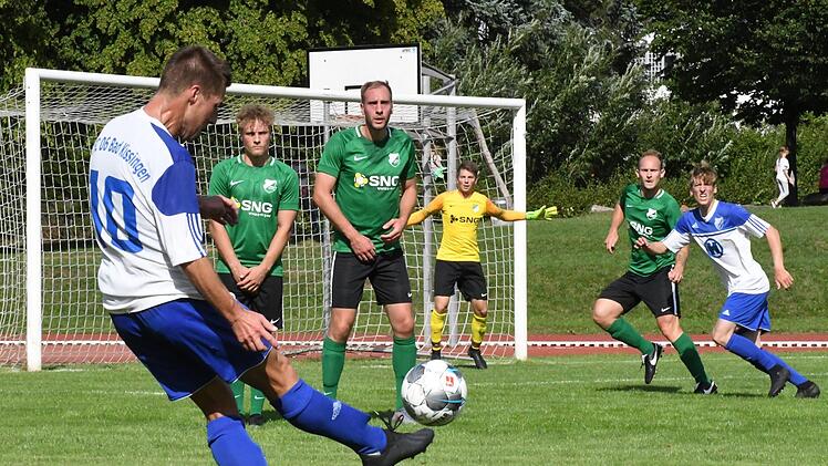 Das Leder per Freistoß auf die Reise geschickt hat Daniel May vom FC 06 Bad Kissingen im Spiel gegen den TSV Forst. Foto: Hopf