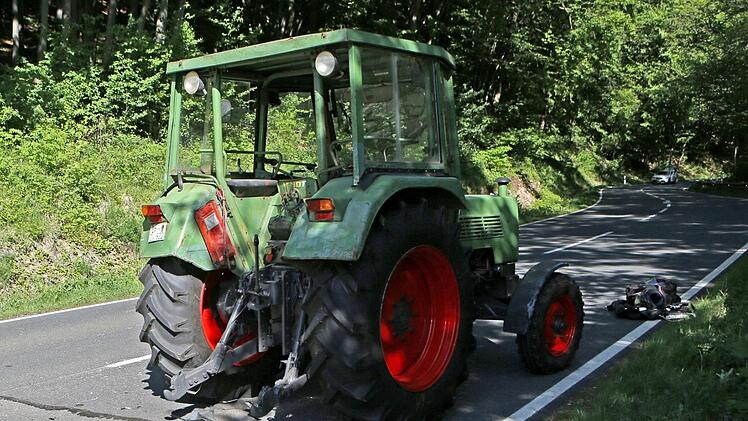 Auto gegen Traktor: Auf der B470 hat sich nahe Ebermannstadt in der Fr&auml;nkischen Schweiz ein schwerer Unfall ereignet. Symbolfoto: NEWS5 / Herse