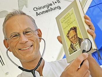 Medizin und Philosophie gehören für Professor Thomas Bohrer eng zusammen. Der leitende Arzt für Thoraxchirurgie am Kulmbacher Klinikum lehrt dieses Fachgebiet an der Universität Würzburg.  Foto: Archiv/Timo Stöhr