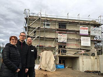 Heimleiterin Bianca Reiß (von links), Stiftungsvorstand Marco Schäfer und Marco Klein von der Haustechnik freuen sich über den Baufortschritt bei der Erweiterung des Hammelburger Probst-Heimes.Ralf Ruppert