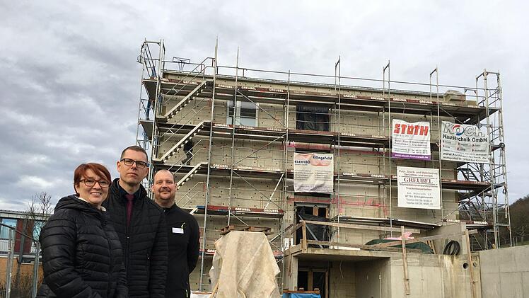 Heimleiterin Bianca Reiß (von links), Stiftungsvorstand Marco Schäfer und Marco Klein von der Haustechnik freuen sich über den Baufortschritt bei der Erweiterung des Hammelburger Probst-Heimes.Ralf Ruppert