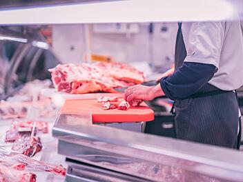 Eine 58-J&auml;hrige hat in einem Supermarkt W&uuml;rstchen verzehrt, ohne sie zu bezahlen. Nun ermittelt die Polizei wegen Ladendiebstahls. Symbolfoto: unsplash.com