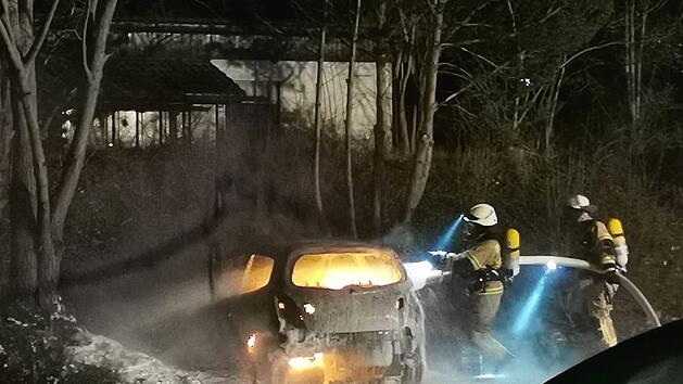 Auf einem Firmengel&auml;nde in Hof hat am Sonntagmorgen ein Auto gebrannt. Am Autohof M&uuml;nchberg hat schon am Samstagabend ebenfalls ein Wagen beim Ausparken Feuer gefangen. Foto: NEWS5 / Fricke