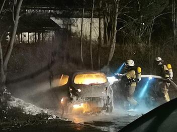 Auf einem Firmengelände in Hof hat am Sonntagmorgen ein Auto gebrannt. Am Autohof Münchberg hat schon am Samstagabend ebenfalls ein Wagen beim Ausparken Feuer gefangen. Foto: NEWS5 / Fricke