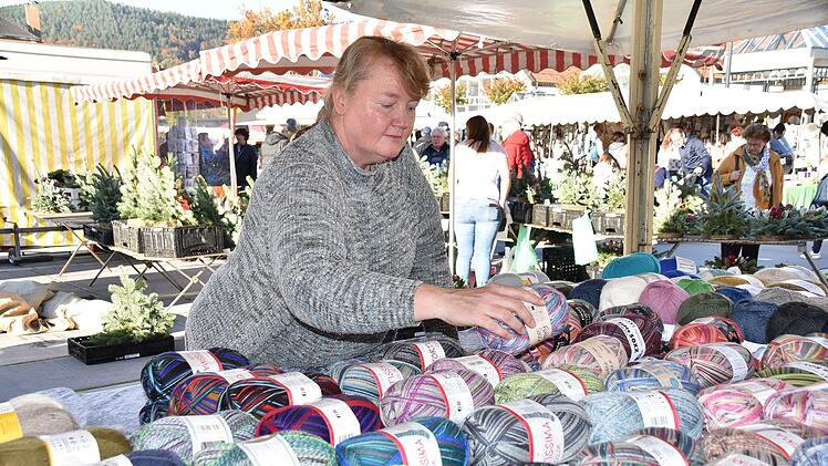 Andrea Winkelmann aus Bad Staffelstein verkauft ihre Wolle im eigenen Geschäft und auf dem Kulmbacher Herbstmarkt - Foto Uschi Prawitz