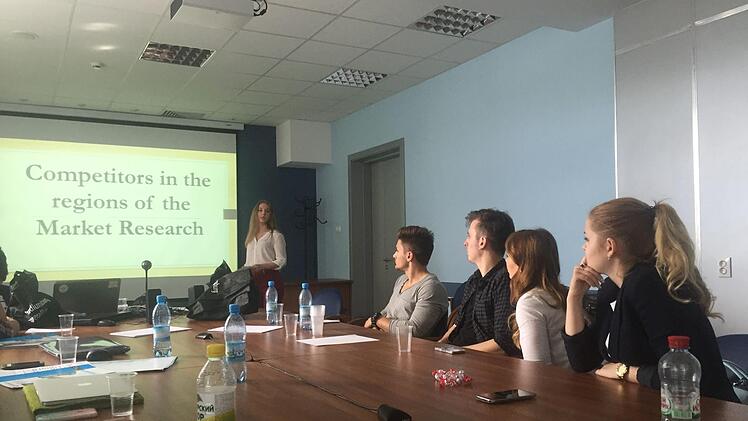 Die gemeinsame Sprache ist Englisch, die Aufgaben für die gemeinsamen Projekte der Hochschulen in Coburg und Novosibirsk stellen abwechselnd russische und deutsche Unternehmen.