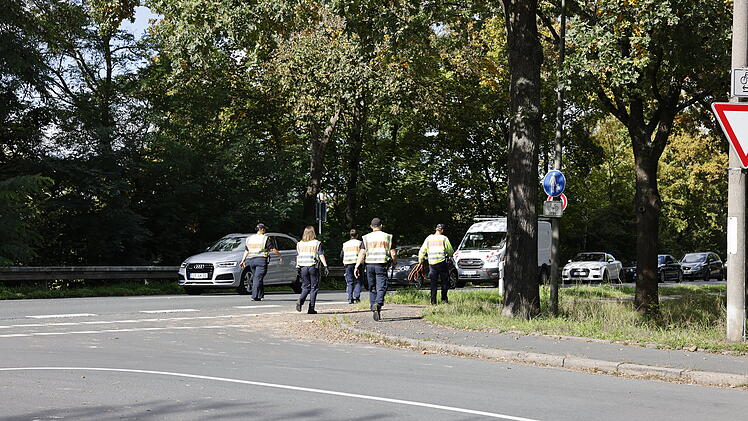 Erlangen: Bewaffneter &Uuml;berfall auf Lottogesch&auml;ft - Polizeihubschrauber und Hundestaffel im Einsatz