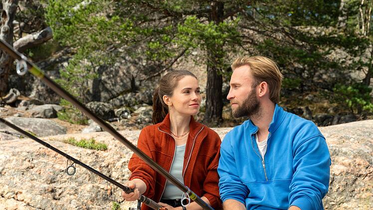 Nora (Zoe Moore) hofft von Ole (Jochen Matschke) mehr &uuml;ber den mysteri&ouml;sen Fremden herauszufinden, der einst seine Segelschule besuchte.