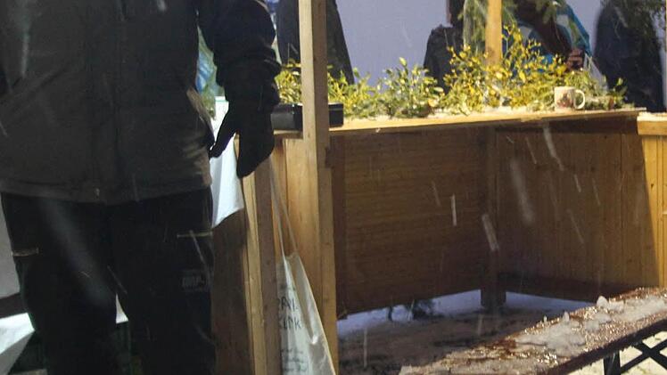 Mit einem Gebläse verschafften sich die Angler angenehme Wärme.