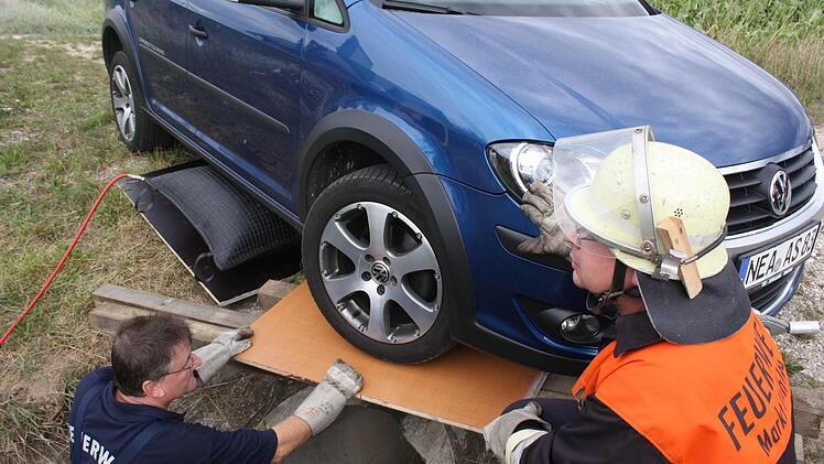 Die ungeplante Schauübung: Vorsitzender Werner Stöcker war mit dem Reifen seines Autos in einen Abwassergraben gerutscht.