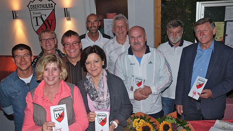 Der Vorsitzende der Tennisabteilung des TSV Oberthulba Wolfgang Krawczyk (vierter von rechts) und sein Stellvertreter Karl-Heinz Deublein (links daneben) mit den Geehrten. Foto: Gerd Schaar