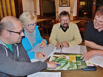 Der Arbeitskreis 1866 war mal wieder zusammengekommen: (von links) Peter Brust, Birgitt Waldner, Jürgen Bereiter und Arbeiskreisvorsitzender Edgar Thomas, Foto: Sigismund von Dobschütz