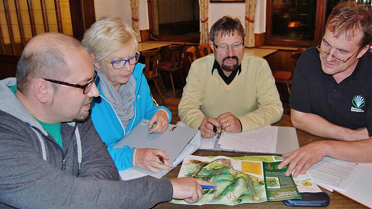 Der Arbeitskreis 1866 war mal wieder zusammengekommen: (von links) Peter Brust, Birgitt Waldner, Jürgen Bereiter und Arbeiskreisvorsitzender Edgar Thomas, Foto: Sigismund von Dobschütz