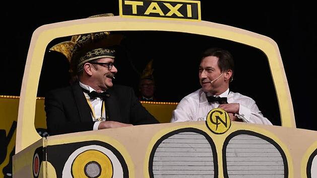 Stadtrat Peter Kammerscheid (links) und Narrhalla-Pr&auml;sident Thomas Eck nahmen bei ihrer Taxifahrt, die seit Jahren fest zum Programm geh&ouml;rt, kein Blatt vor den Mund. Foto: Gabi Arnold