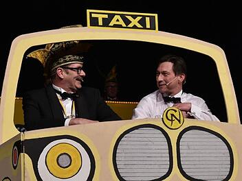 Stadtrat Peter Kammerscheid (links) und Narrhalla-Präsident Thomas Eck nahmen bei ihrer Taxifahrt, die seit Jahren fest zum Programm gehört, kein Blatt vor den Mund. Foto: Gabi Arnold