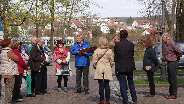 Günter Lipp (Mitte) erklärte jedes Detail zu Friedrich Rückert und noch viel mehr zur Geschichte von Ebern im Finanzamtshof, der damals noch als Garten dem jungen Rückert diente.Foto:Johanna Eckert