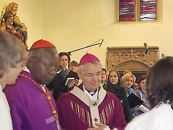 Kardinal Philippe Ou&eacute;draogo und Erzbischof Ludwig Schick er&ouml;ffneten mit einem Gottesdienst in der Kronacher Stadtpfarrkirche die Misereor-Fastenaktion im Erzbistum. Fotos: Heike Sch&uuml;lein