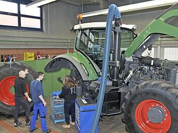 Angehende Bau- und Landmaschinenmechatroniker mit Lehrer Markus Zenk (links) arbeiten hier in einer Lehrwerkstatt der Staatlichen Berufsschule I in Bamberg.  Foto: privat
